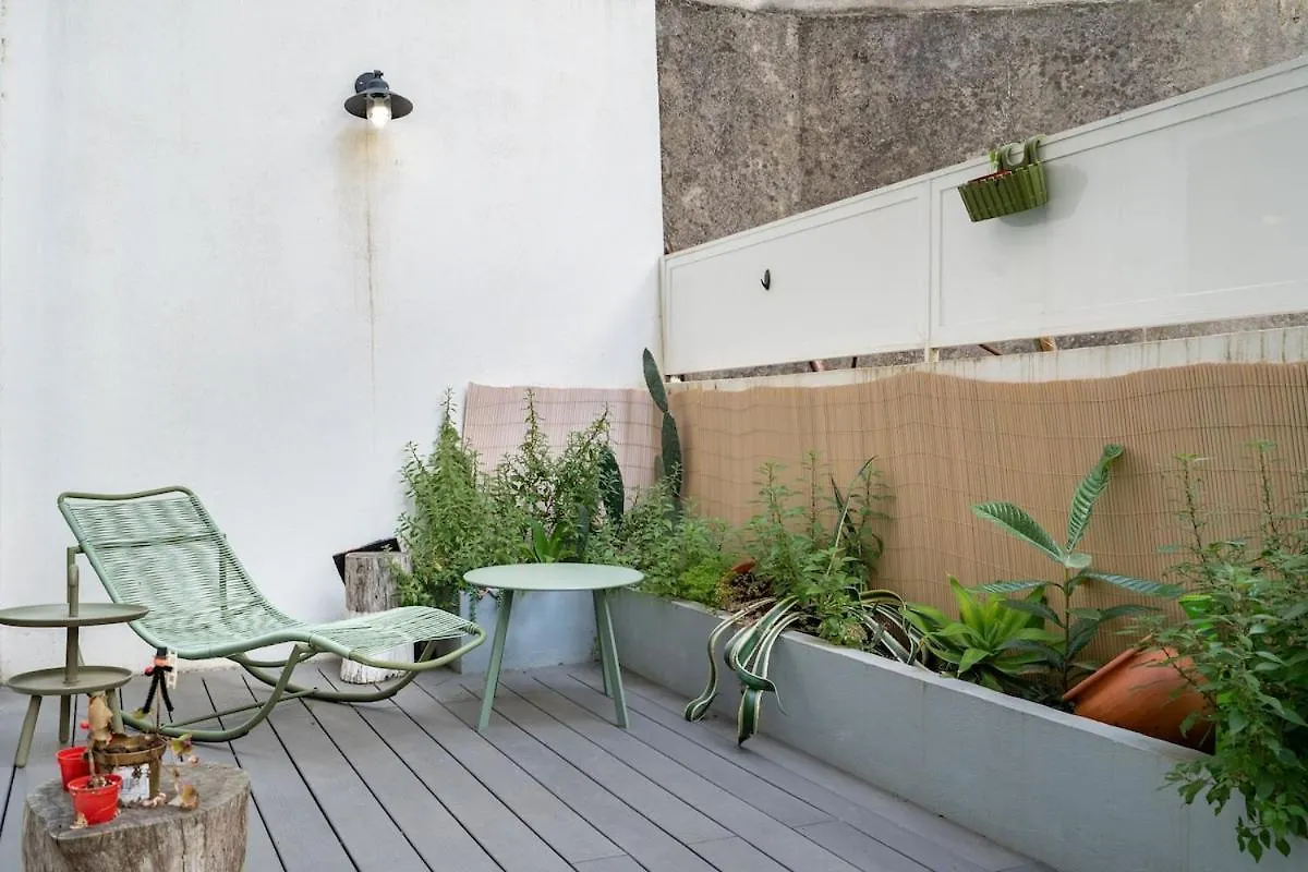 Central T2 With Ac And Patio Near Av Da Liberdade Lisbon