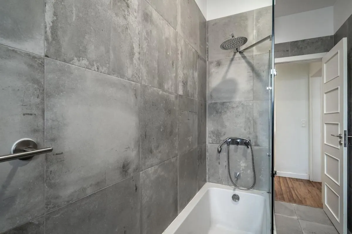 Central T2 With Ac And Patio Near Av Da Liberdade Lisbon