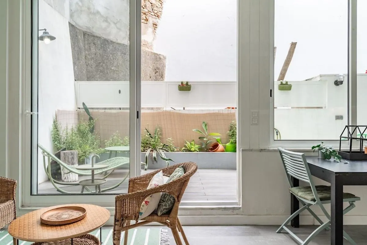 Central T2 With Ac And Patio Near Av Da Liberdade Lisbon